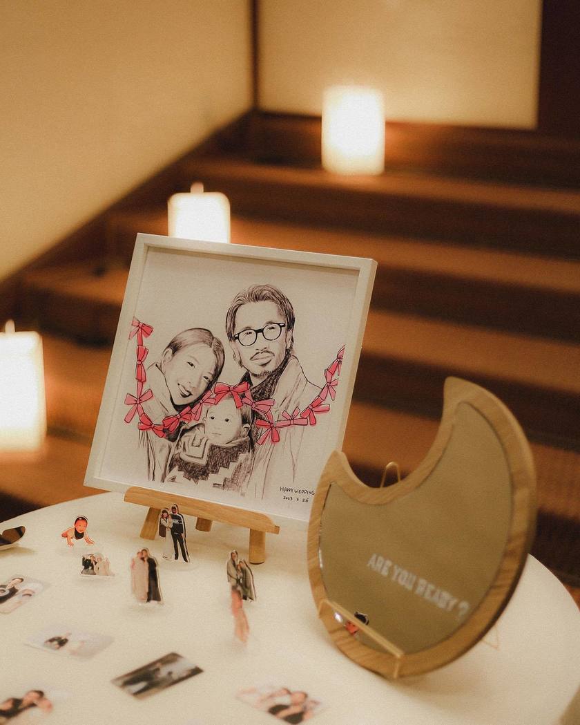 9 Examples of Creative Ways to Decorate Your Welcome Space with Bride and Groom Acrylic Stands 💕✅にて紹介している画像