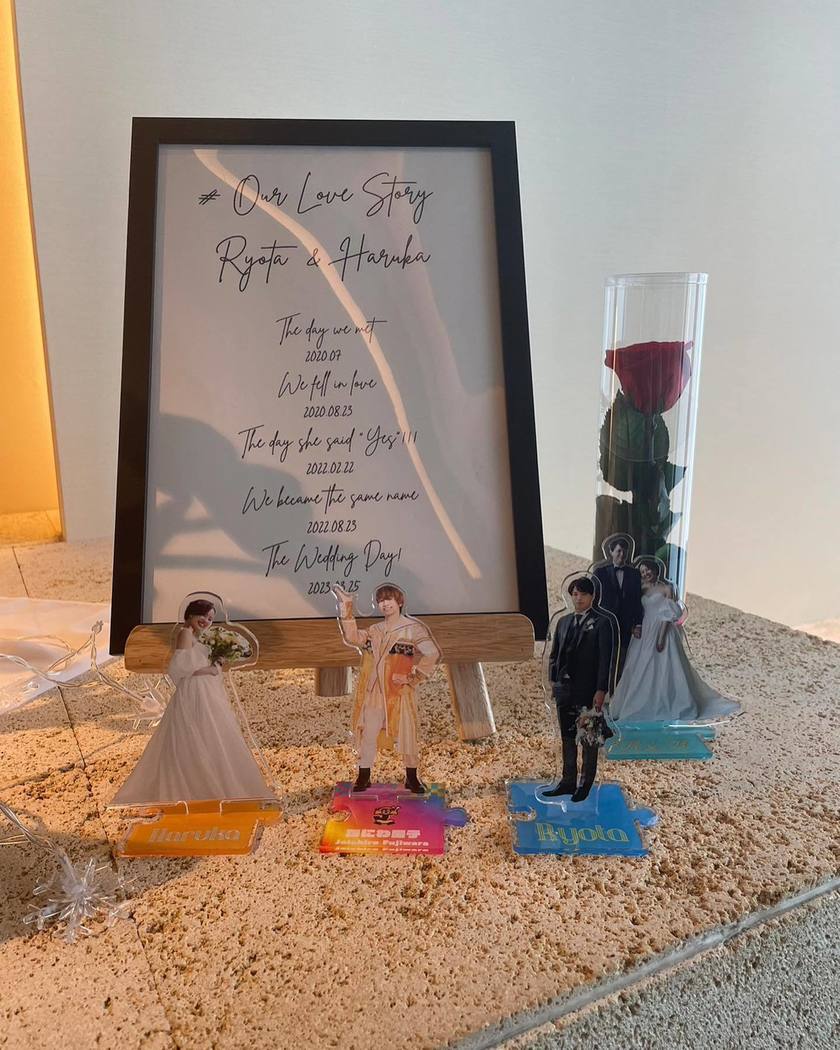 9 Examples of Creative Ways to Decorate Your Welcome Space with Bride and Groom Acrylic Stands 💕✅にて紹介している画像