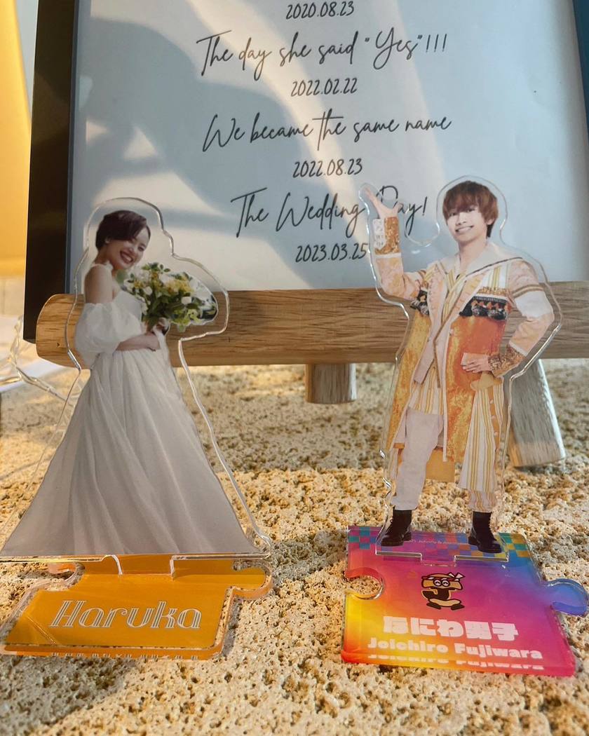 9 Examples of Creative Ways to Decorate Your Welcome Space with Bride and Groom Acrylic Stands 💕✅にて紹介している画像