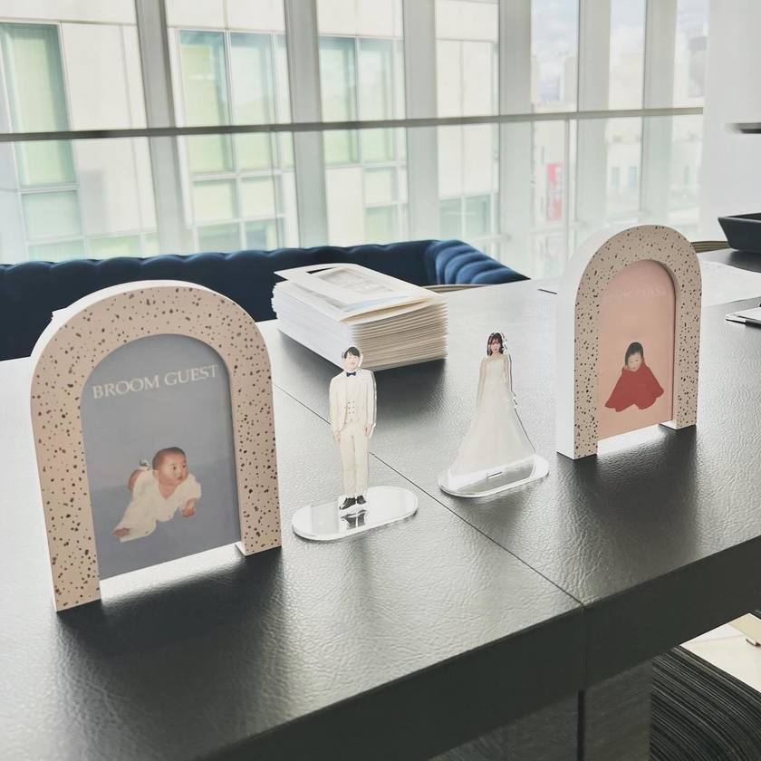 9 Examples of Creative Ways to Decorate Your Welcome Space with Bride and Groom Acrylic Stands 💕✅にて紹介している画像