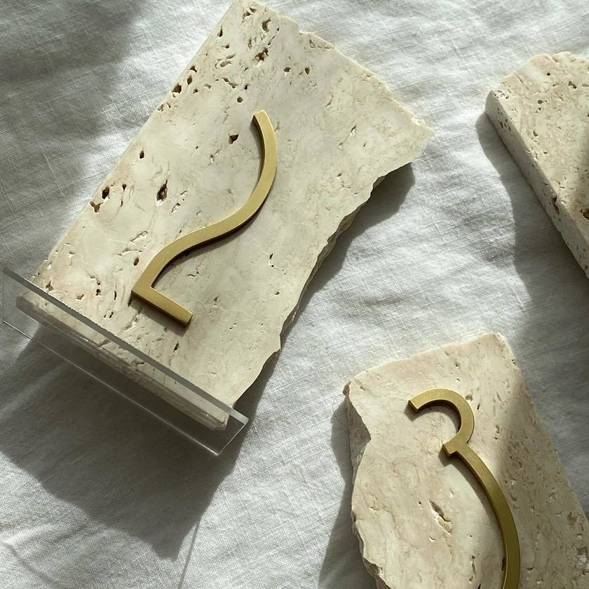 For brides getting married in fall or winter 2024 to spring 2025💕 Here are 8 stylish table number ideas you’ll want to copy.にて紹介している画像