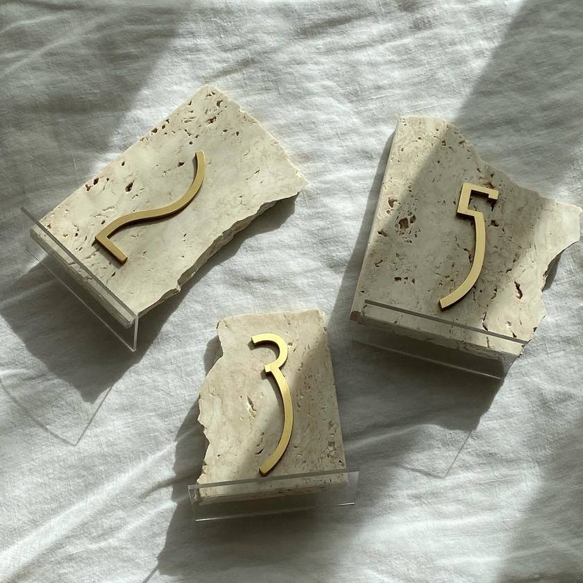 For brides getting married in fall or winter 2024 to spring 2025💕 Here are 8 stylish table number ideas you’ll want to copy.にて紹介している画像