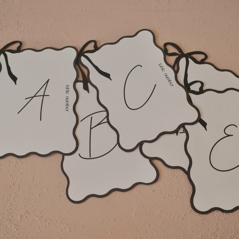 For brides getting married in fall or winter 2024 to spring 2025💕 Here are 8 stylish table number ideas you’ll want to copy.にて紹介している画像