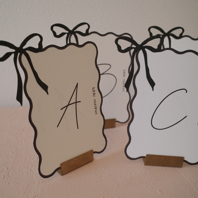 For brides getting married in fall or winter 2024 to spring 2025💕 Here are 8 stylish table number ideas you’ll want to copy.にて紹介している画像