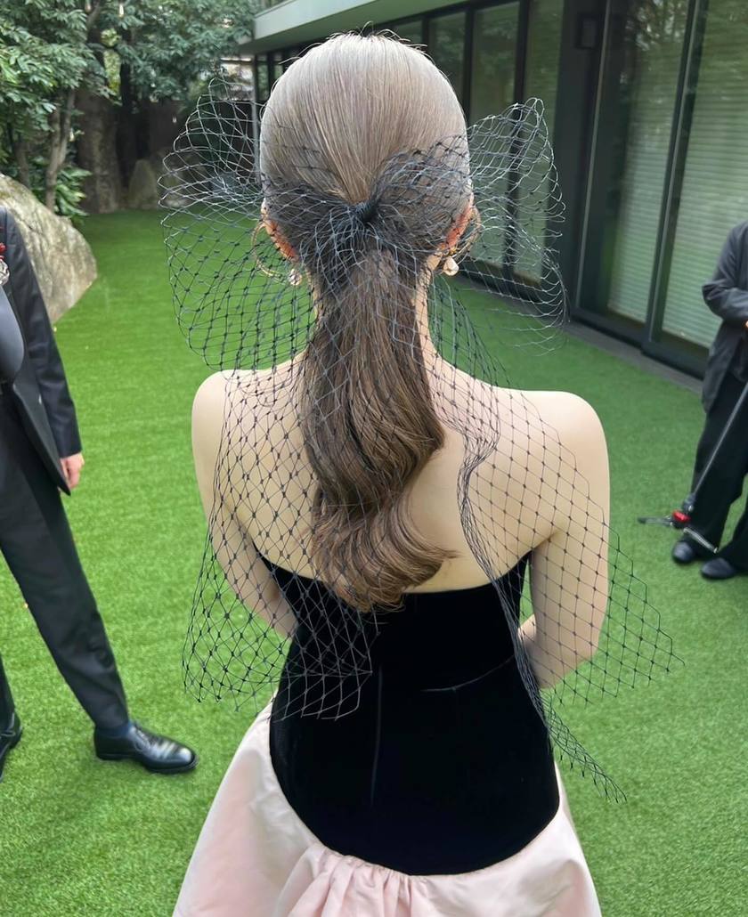 Timeless Elegance: A Bridal Hair Feature on Adorable Low Ponytails with a Calm Atmosphere for 2024にて紹介している画像