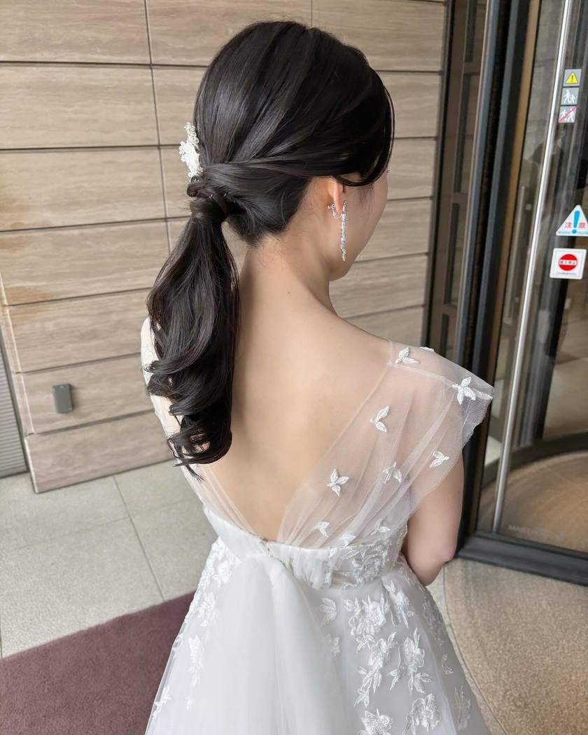 Timeless Elegance: A Bridal Hair Feature on Adorable Low Ponytails with a Calm Atmosphere for 2024にて紹介している画像