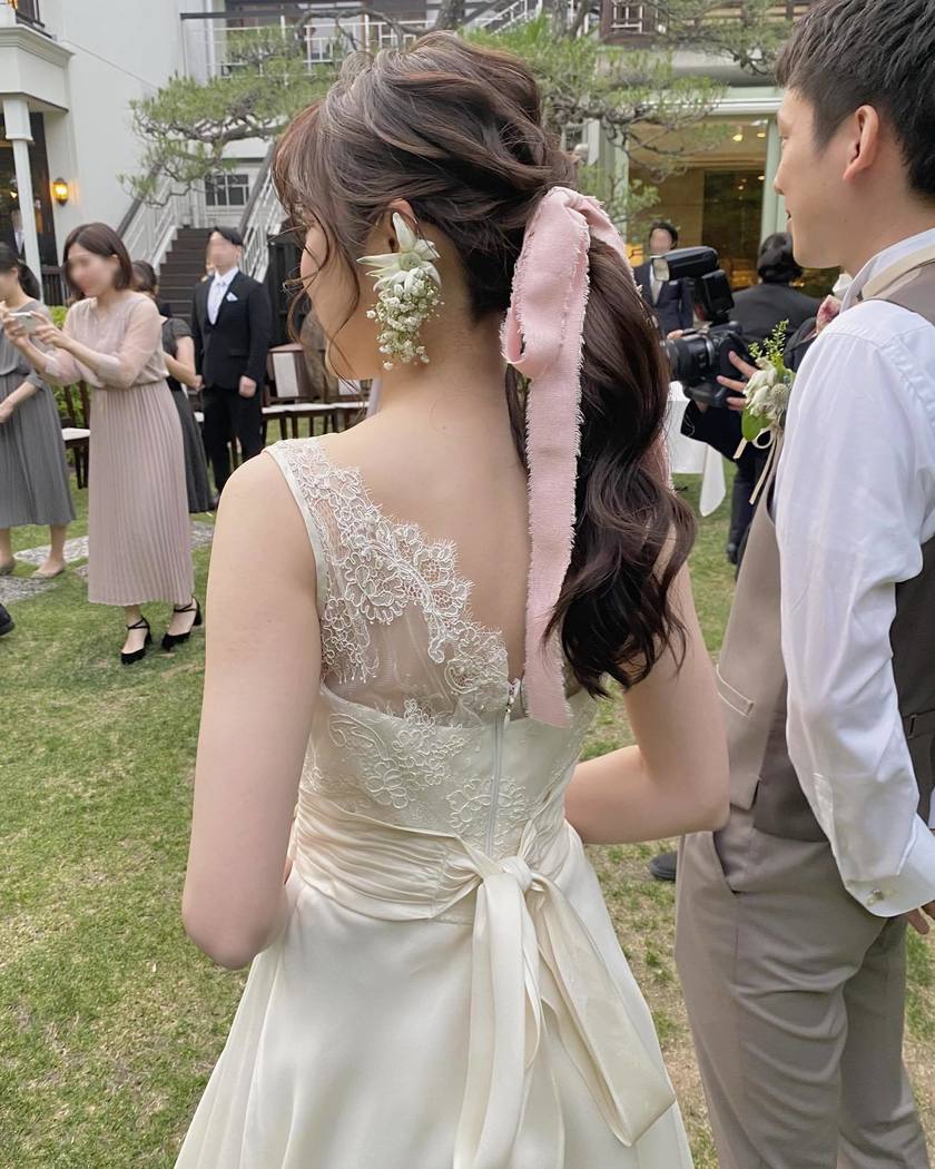 Timeless Elegance: A Bridal Hair Feature on Adorable Low Ponytails with a Calm Atmosphere for 2024にて紹介している画像