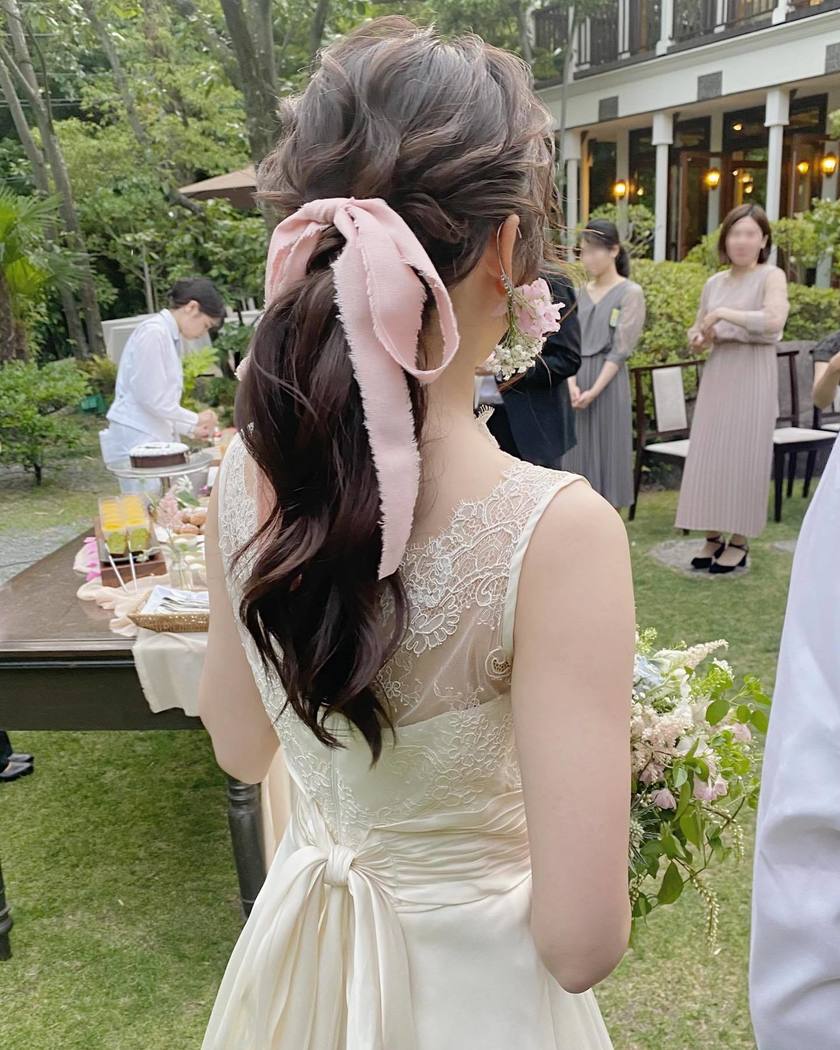 Timeless Elegance: A Bridal Hair Feature on Adorable Low Ponytails with a Calm Atmosphere for 2024にて紹介している画像