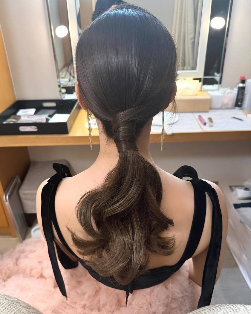 Timeless Elegance: A Bridal Hair Feature on Adorable Low Ponytails with a Calm Atmosphere for 2024にて紹介している画像