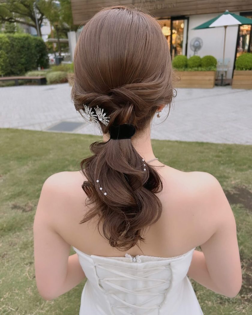Timeless Elegance: A Bridal Hair Feature on Adorable Low Ponytails with a Calm Atmosphere for 2024にて紹介している画像