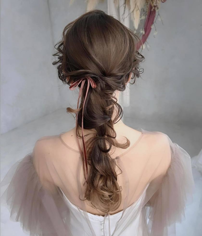 Timeless Elegance: A Bridal Hair Feature on Adorable Low Ponytails with a Calm Atmosphere for 2024にて紹介している画像