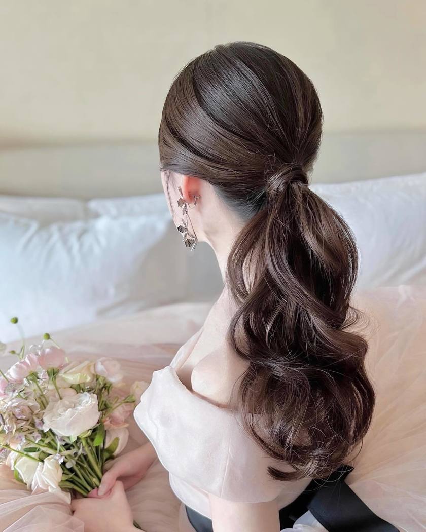 Timeless Elegance: A Bridal Hair Feature on Adorable Low Ponytails with a Calm Atmosphere for 2024にて紹介している画像