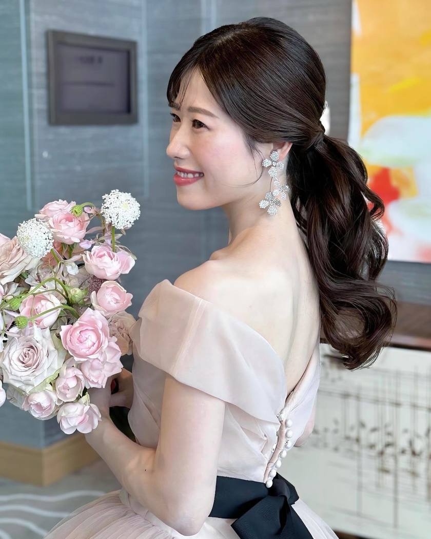 Timeless Elegance: A Bridal Hair Feature on Adorable Low Ponytails with a Calm Atmosphere for 2024にて紹介している画像