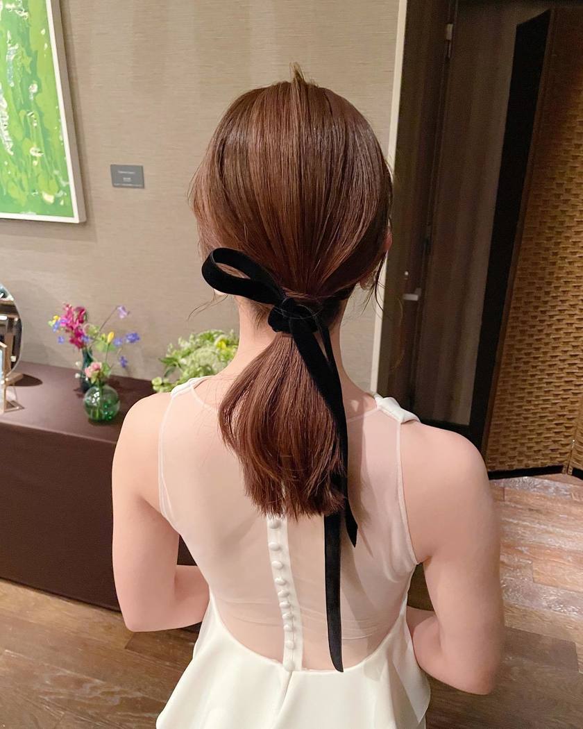 Timeless Elegance: A Bridal Hair Feature on Adorable Low Ponytails with a Calm Atmosphere for 2024にて紹介している画像
