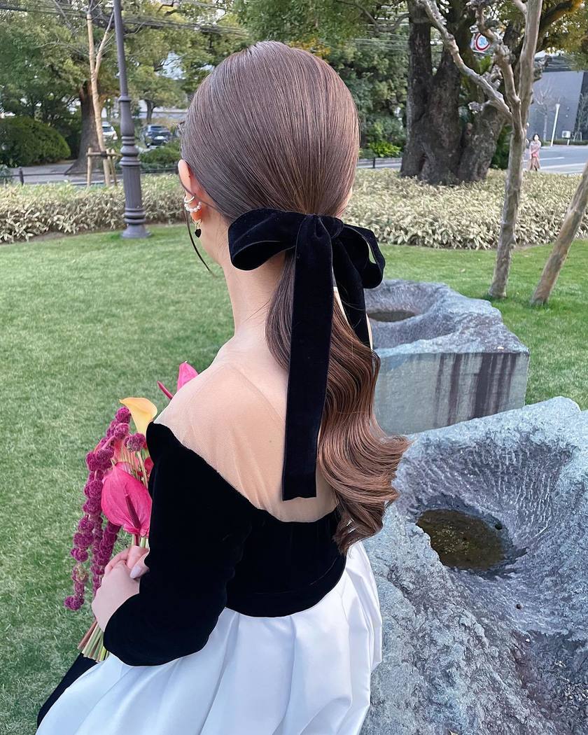 Timeless Elegance: A Bridal Hair Feature on Adorable Low Ponytails with a Calm Atmosphere for 2024にて紹介している画像