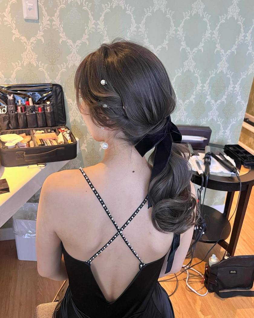 Timeless Elegance: A Bridal Hair Feature on Adorable Low Ponytails with a Calm Atmosphere for 2024にて紹介している画像