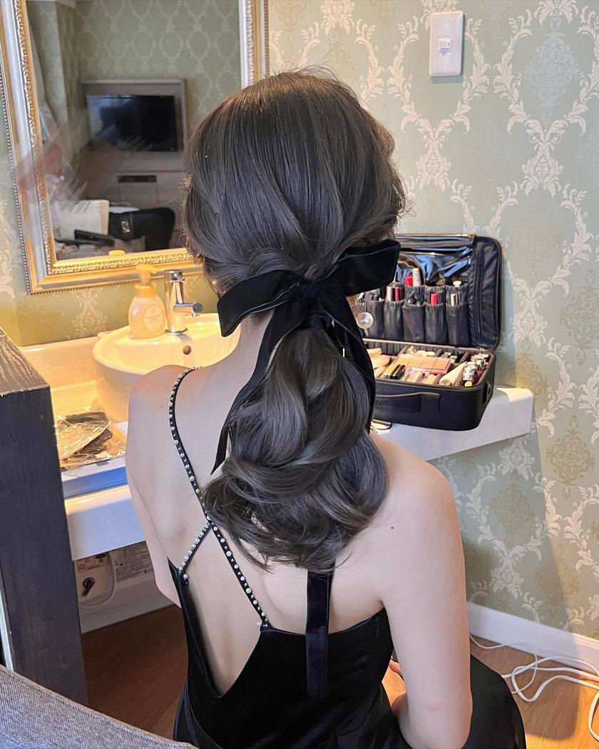 Timeless Elegance: A Bridal Hair Feature on Adorable Low Ponytails with a Calm Atmosphere for 2024にて紹介している画像