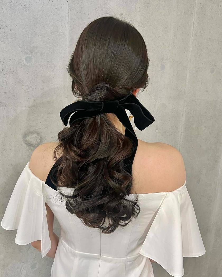 Timeless Elegance: A Bridal Hair Feature on Adorable Low Ponytails with a Calm Atmosphere for 2024にて紹介している画像