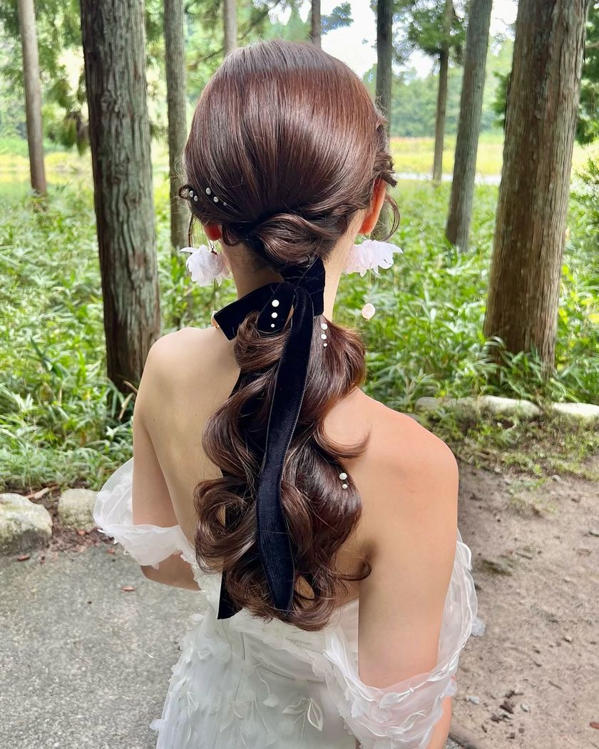 Timeless Elegance: A Bridal Hair Feature on Adorable Low Ponytails with a Calm Atmosphere for 2024にて紹介している画像