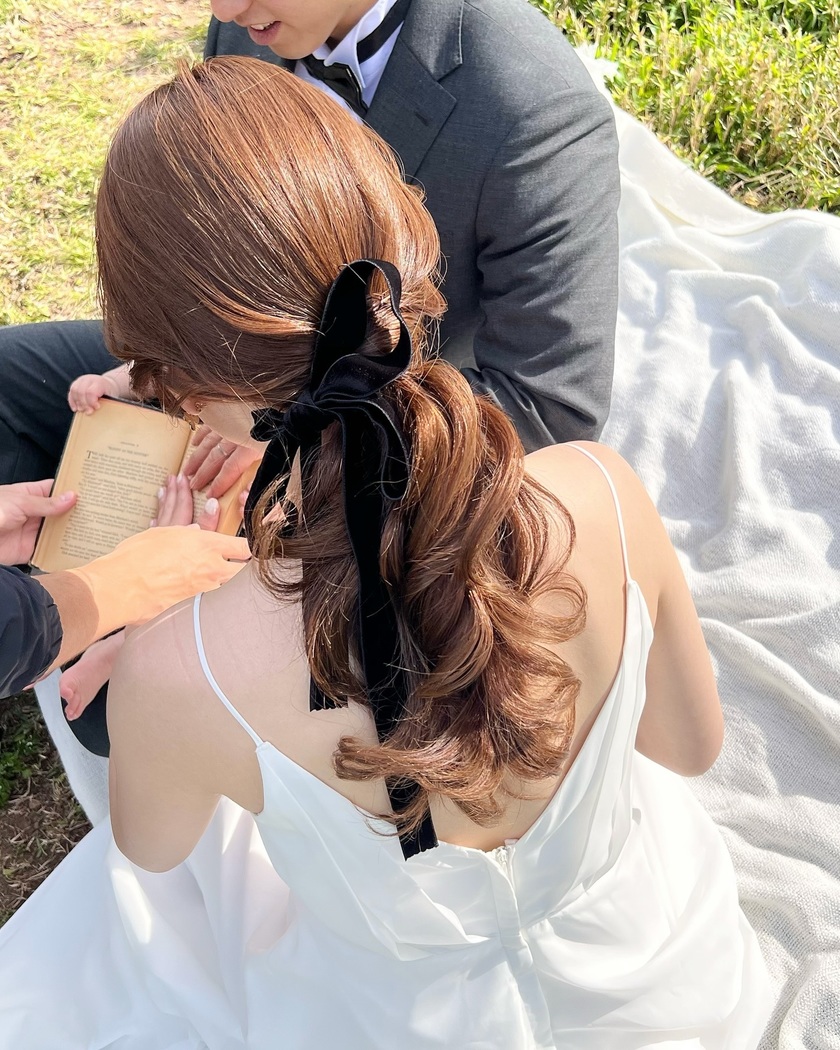 Timeless Elegance: A Bridal Hair Feature on Adorable Low Ponytails with a Calm Atmosphere for 2024にて紹介している画像