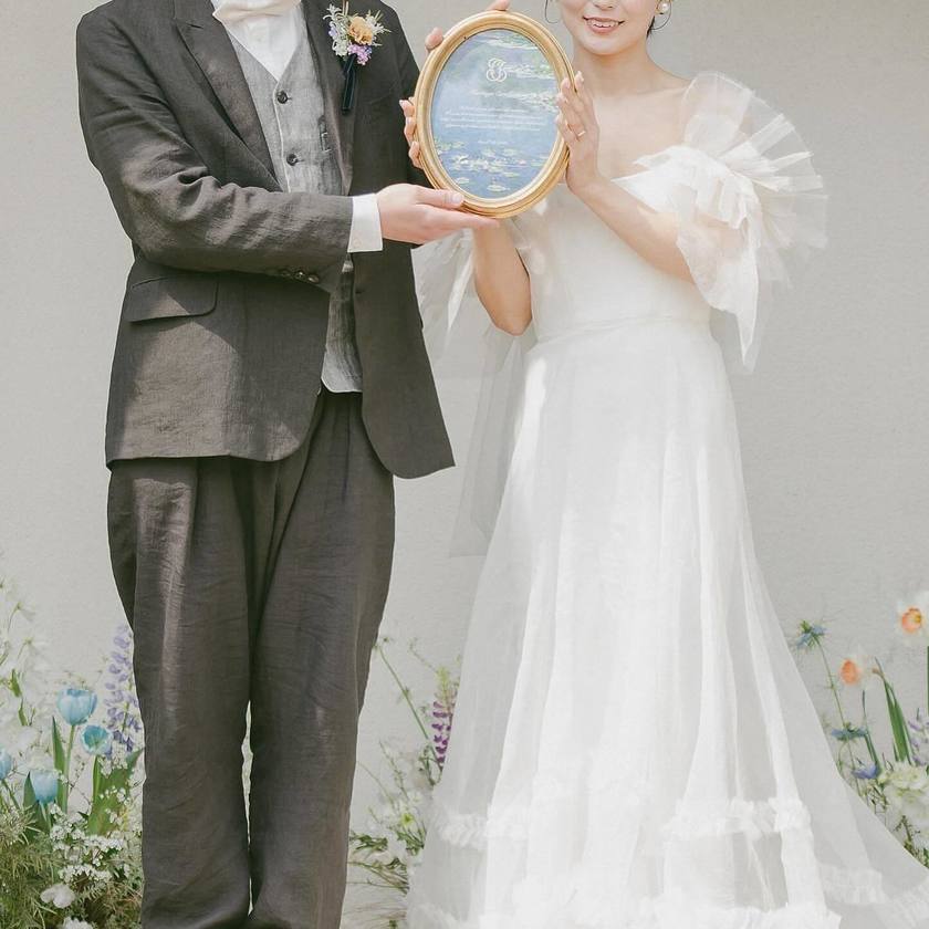 "Sworn Art": A Stylish Idea of Writing on Famous Paintings to Create Wedding Certificates 🖼️🎨にて紹介している画像