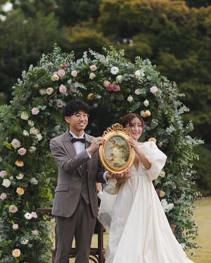 "Sworn Art": A Stylish Idea of Writing on Famous Paintings to Create Wedding Certificates 🖼️🎨にて紹介している画像