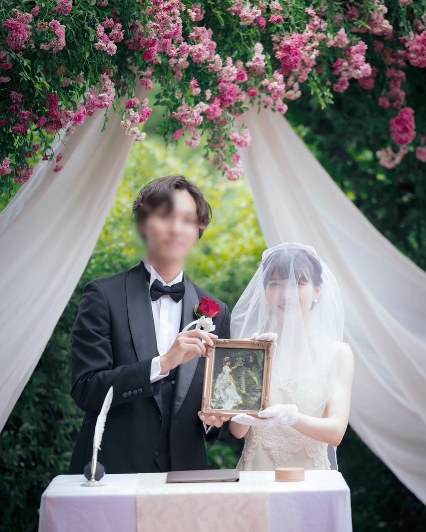 "Sworn Art": A Stylish Idea of Writing on Famous Paintings to Create Wedding Certificates 🖼️🎨にて紹介している画像