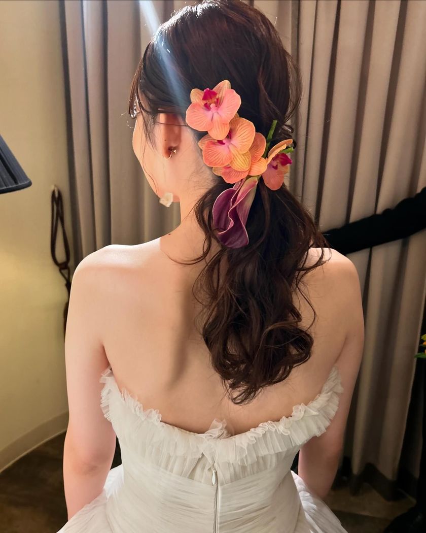 Timeless Elegance: A Bridal Hair Feature on Adorable Low Ponytails with a Calm Atmosphere for 2024にて紹介している画像