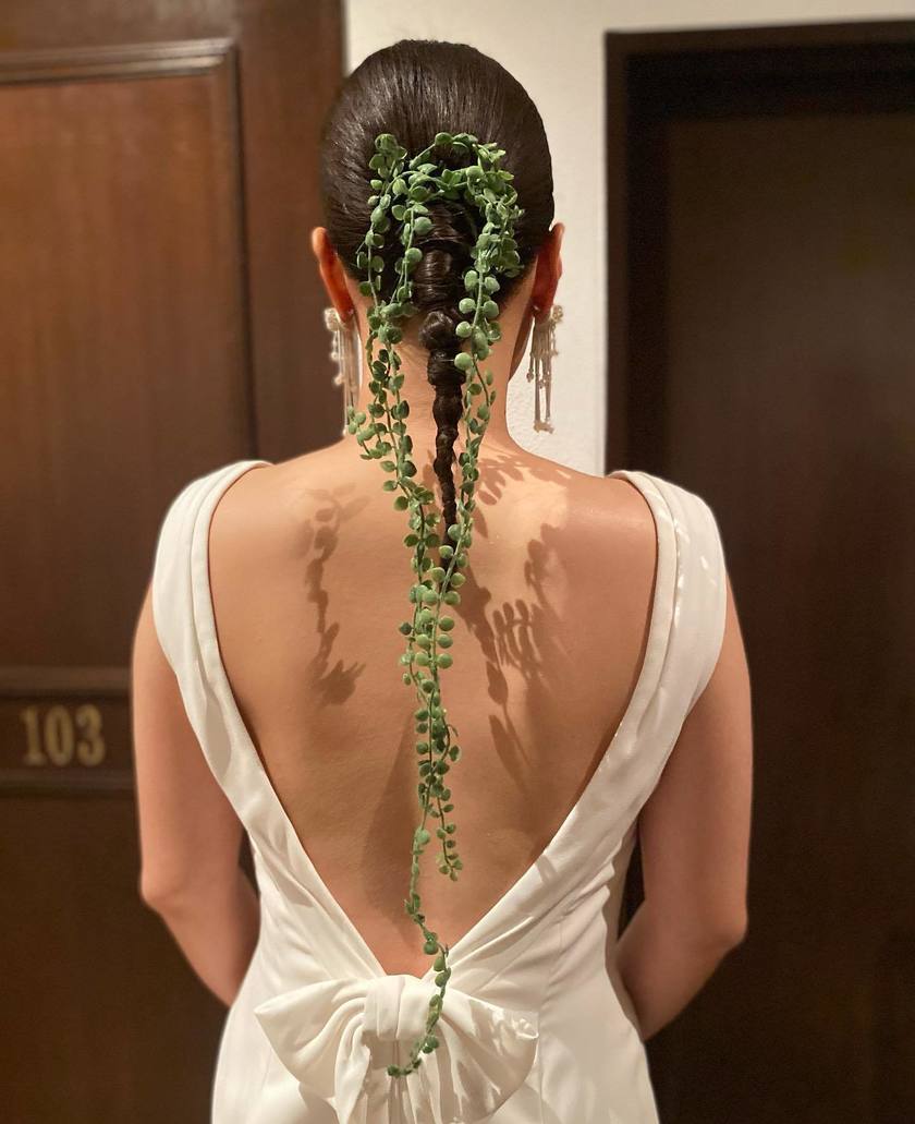 Get Inspired by 13 Unique and Stylish Bridal Hairstyles with Fresh Flowers 🌷✨にて紹介している画像