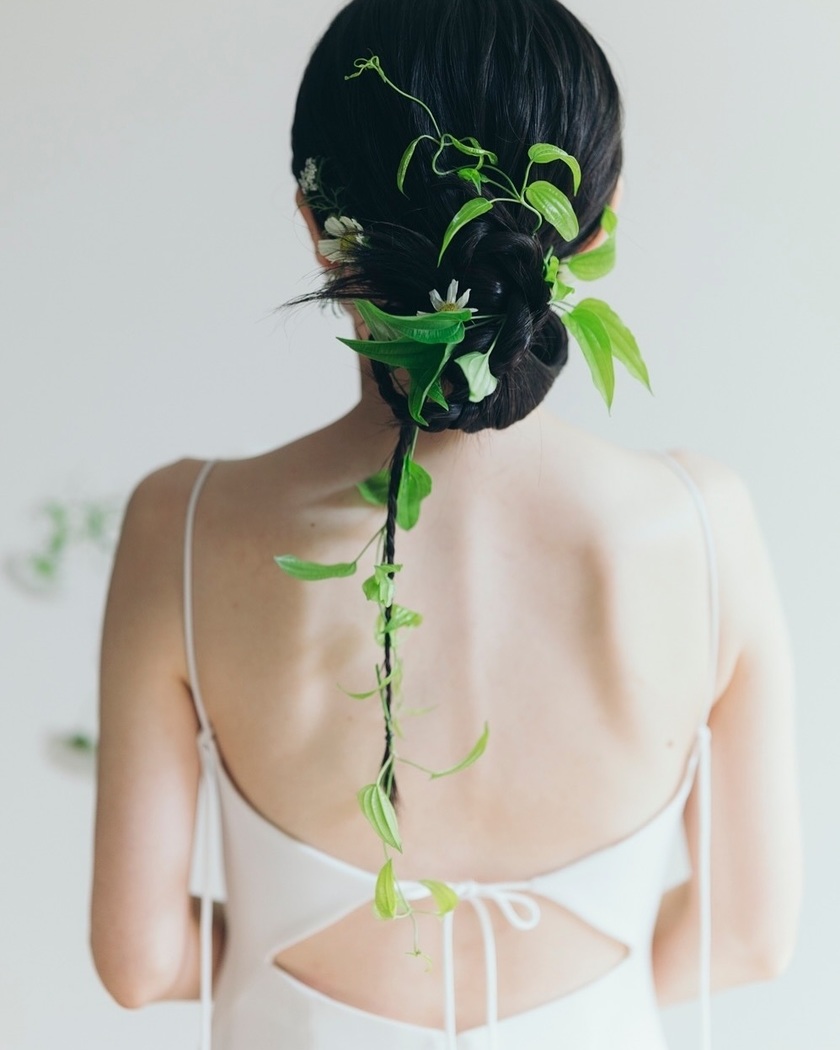 Get Inspired by 13 Unique and Stylish Bridal Hairstyles with Fresh Flowers 🌷✨にて紹介している画像