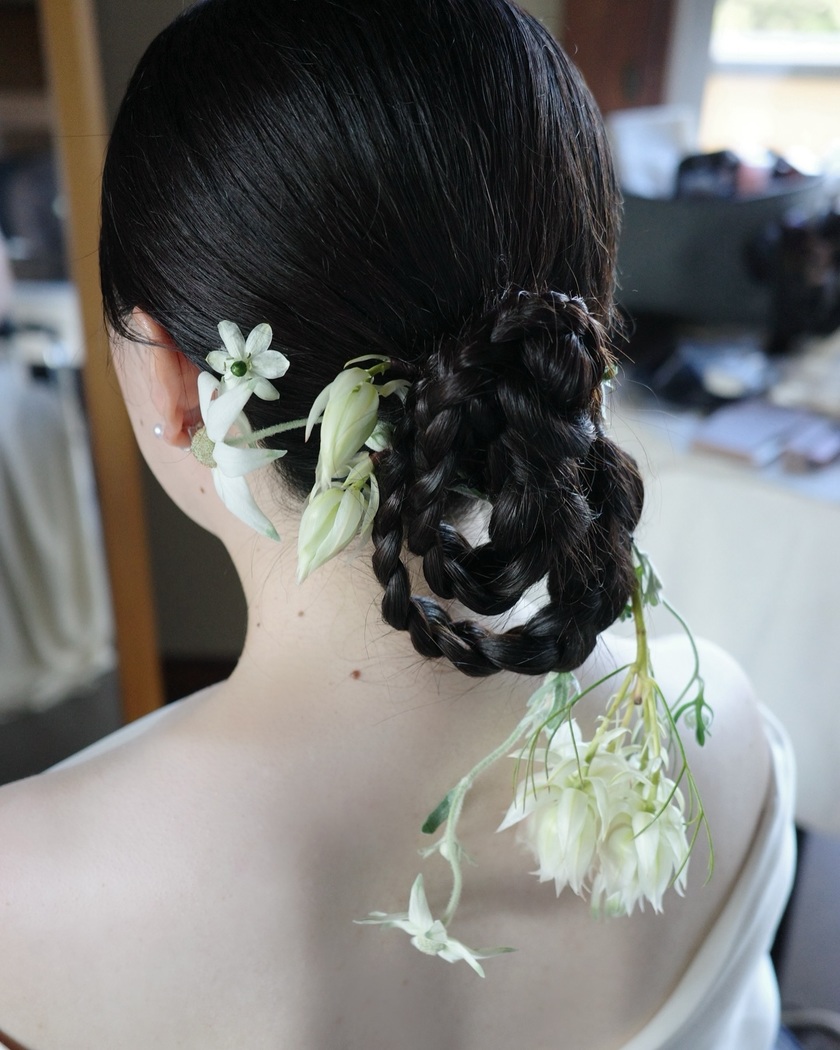 Get Inspired by 13 Unique and Stylish Bridal Hairstyles with Fresh Flowers 🌷✨にて紹介している画像