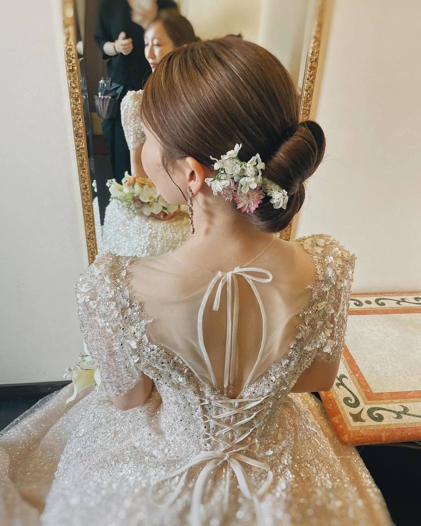Get Inspired by 13 Unique and Stylish Bridal Hairstyles with Fresh Flowers 🌷✨にて紹介している画像