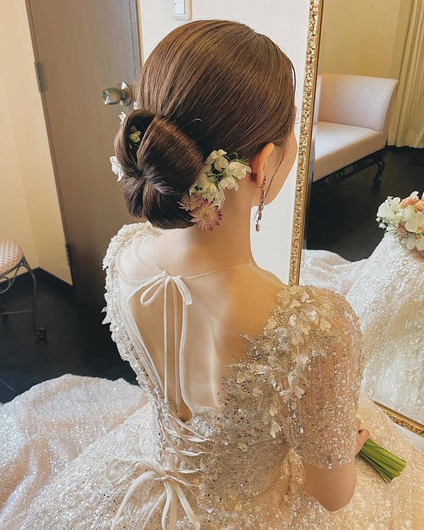 Get Inspired by 13 Unique and Stylish Bridal Hairstyles with Fresh Flowers 🌷✨にて紹介している画像