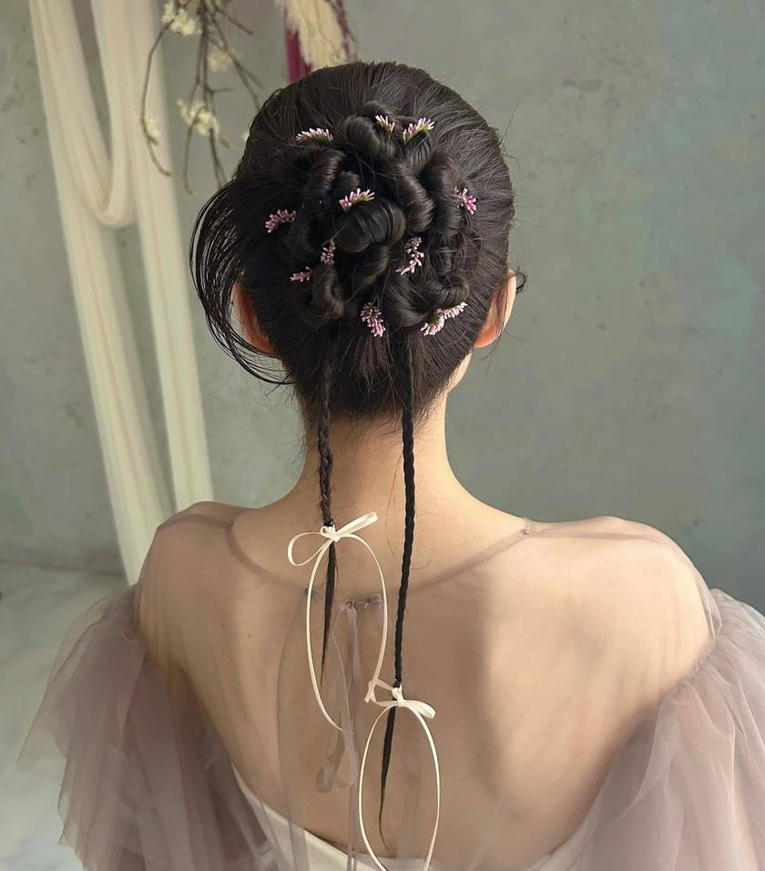 Get Inspired by 13 Unique and Stylish Bridal Hairstyles with Fresh Flowers 🌷✨にて紹介している画像
