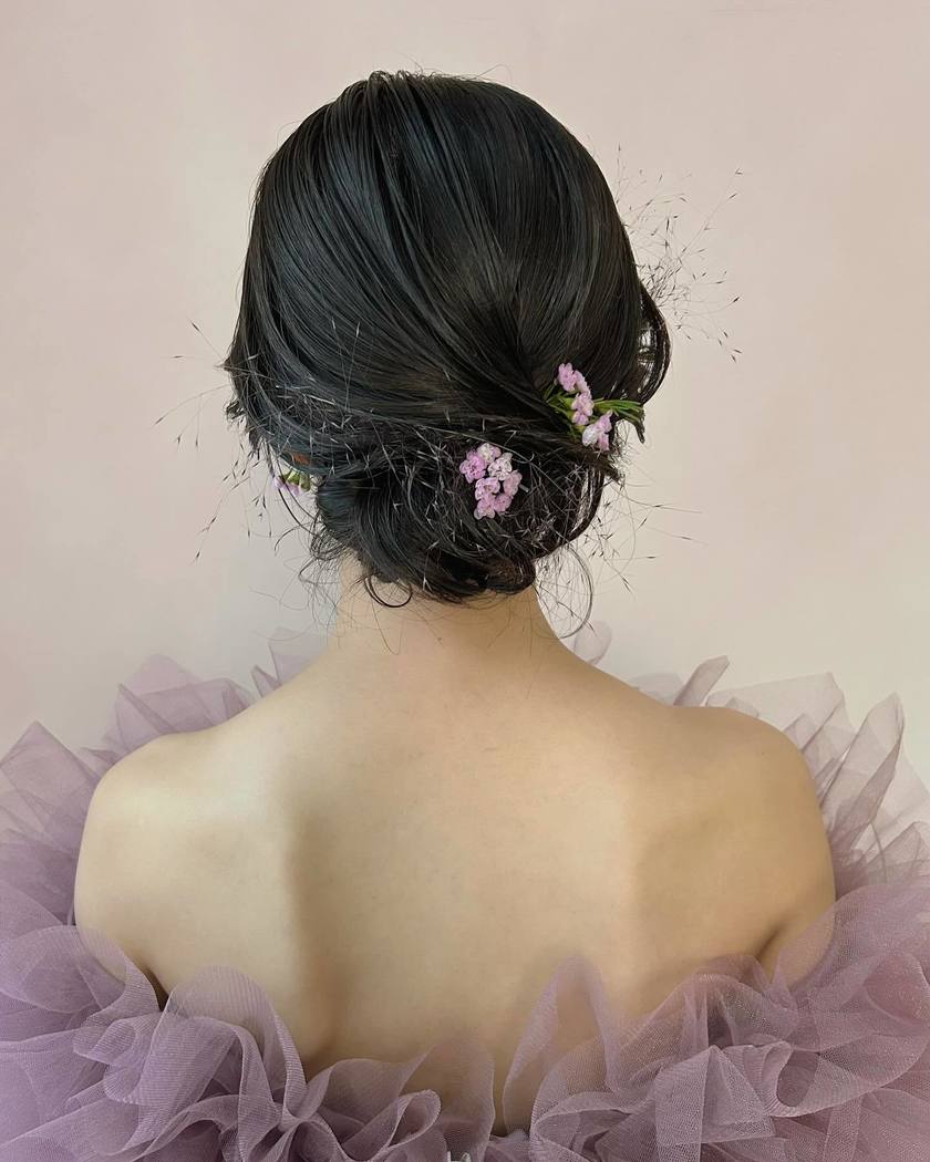 Get Inspired by 13 Unique and Stylish Bridal Hairstyles with Fresh Flowers 🌷✨にて紹介している画像