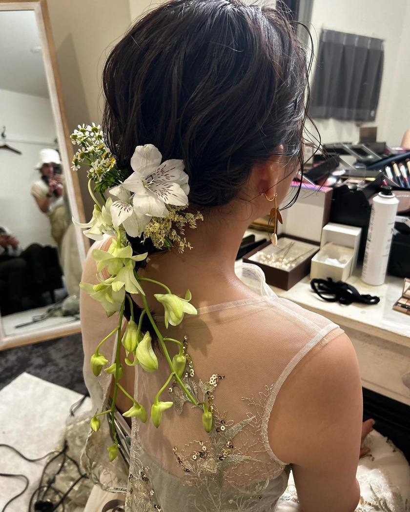 Get Inspired by 13 Unique and Stylish Bridal Hairstyles with Fresh Flowers 🌷✨にて紹介している画像