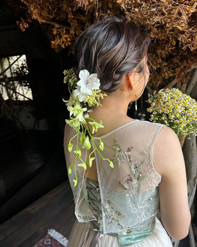 Get Inspired by 13 Unique and Stylish Bridal Hairstyles with Fresh Flowers 🌷✨にて紹介している画像