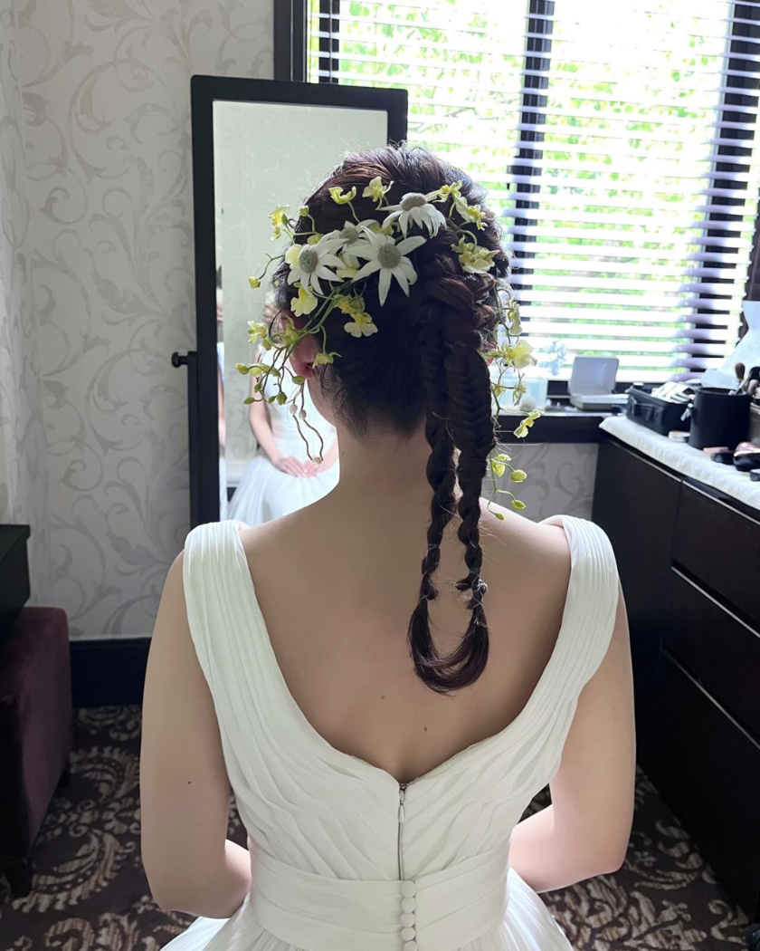 Get Inspired by 13 Unique and Stylish Bridal Hairstyles with Fresh Flowers 🌷✨にて紹介している画像