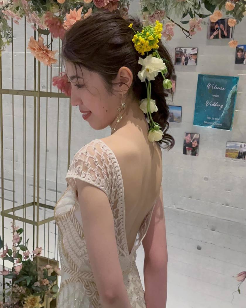 Get Inspired by 13 Unique and Stylish Bridal Hairstyles with Fresh Flowers 🌷✨にて紹介している画像
