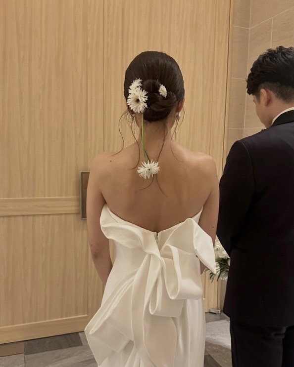 Get Inspired by 13 Unique and Stylish Bridal Hairstyles with Fresh Flowers 🌷✨にて紹介している画像
