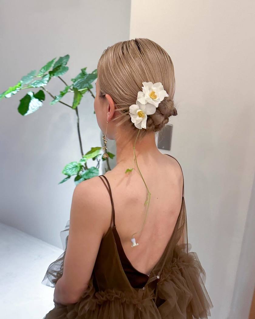 Get Inspired by 13 Unique and Stylish Bridal Hairstyles with Fresh Flowers 🌷✨にて紹介している画像