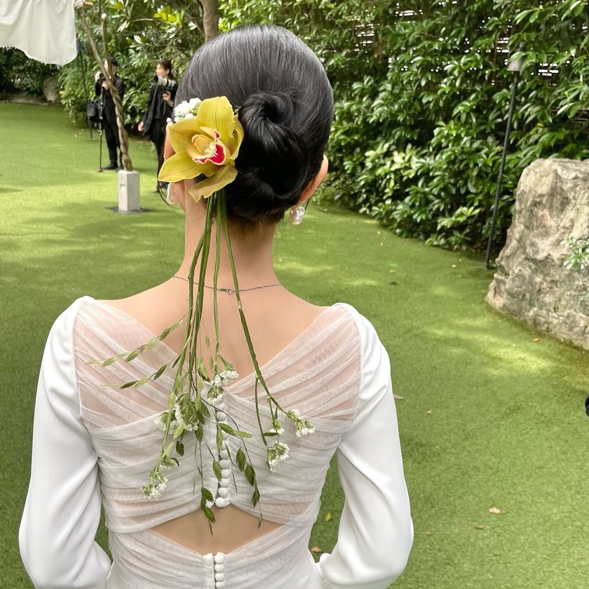 Get Inspired by 13 Unique and Stylish Bridal Hairstyles with Fresh Flowers 🌷✨にて紹介している画像