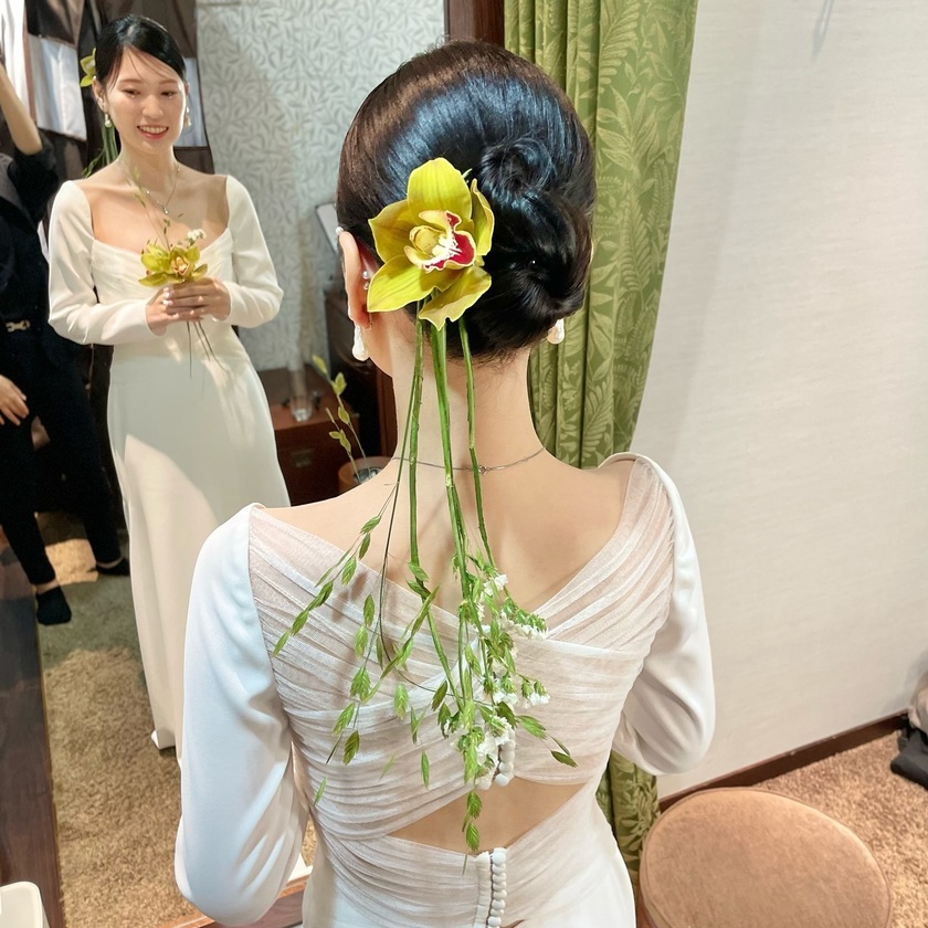 Get Inspired by 13 Unique and Stylish Bridal Hairstyles with Fresh Flowers 🌷✨にて紹介している画像