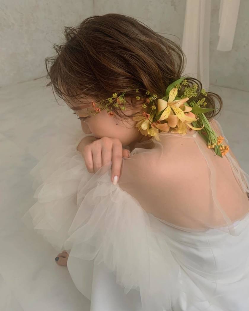 Get Inspired by 13 Unique and Stylish Bridal Hairstyles with Fresh Flowers 🌷✨にて紹介している画像