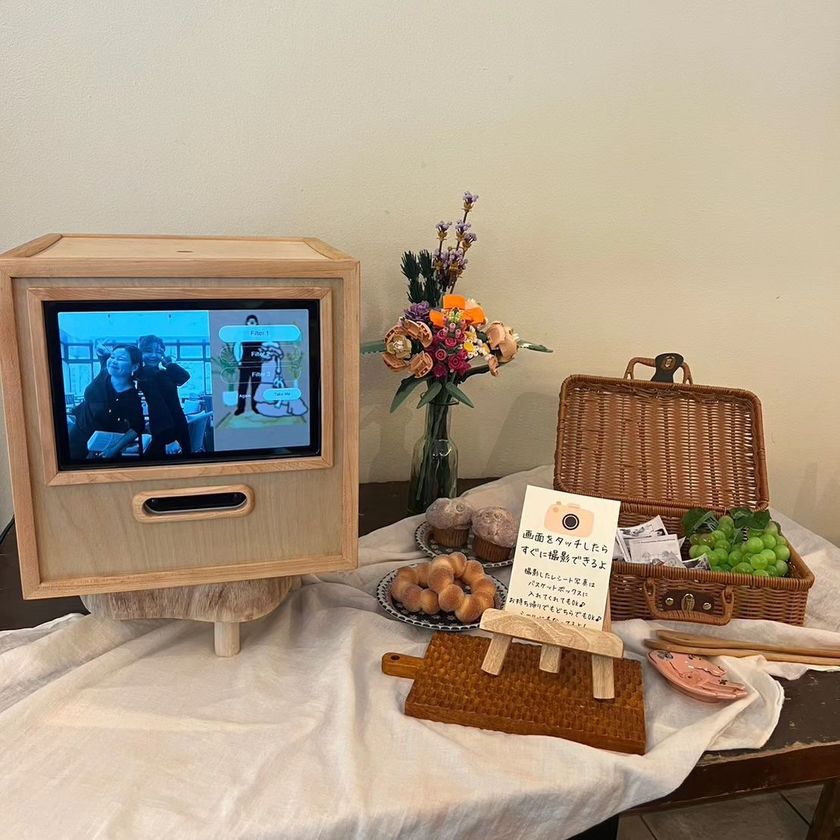 What is the price of the Yonsujun photo booth/Pashasnap that takes purikura photos? How to rent it?にて紹介している画像