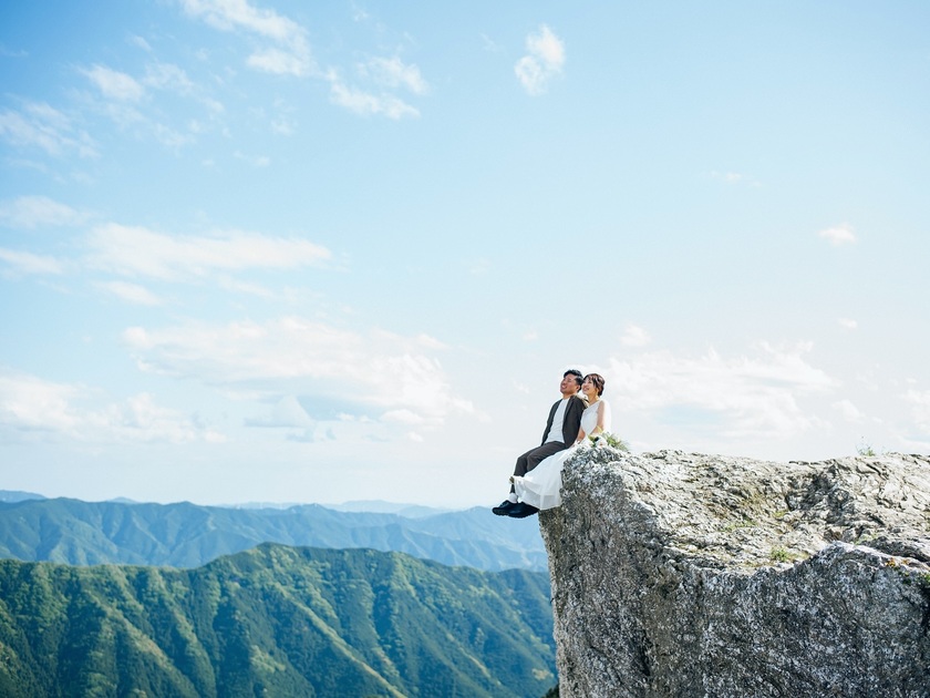 黄金のススキが美しい絶景スポット🌾和歌山の生石高原で撮るウェディングフォトが素敵💛にて紹介している画像