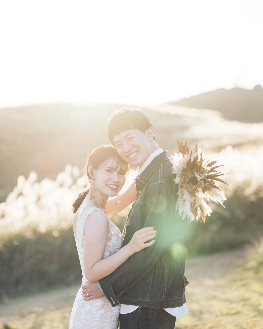 黄金のススキが美しい絶景スポット🌾和歌山の生石高原で撮るウェディングフォトが素敵💛にて紹介している画像