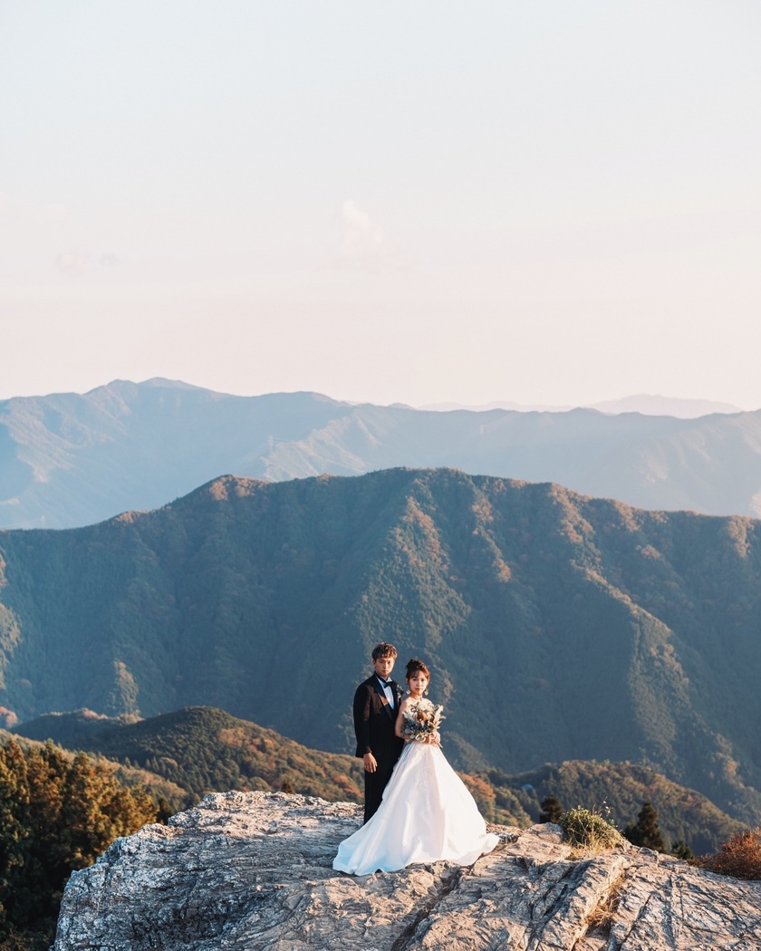 黄金のススキが美しい絶景スポット🌾和歌山の生石高原で撮るウェディングフォトが素敵💛にて紹介している画像