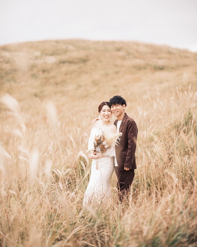 黄金のススキが美しい絶景スポット🌾和歌山の生石高原で撮るウェディングフォトが素敵💛にて紹介している画像