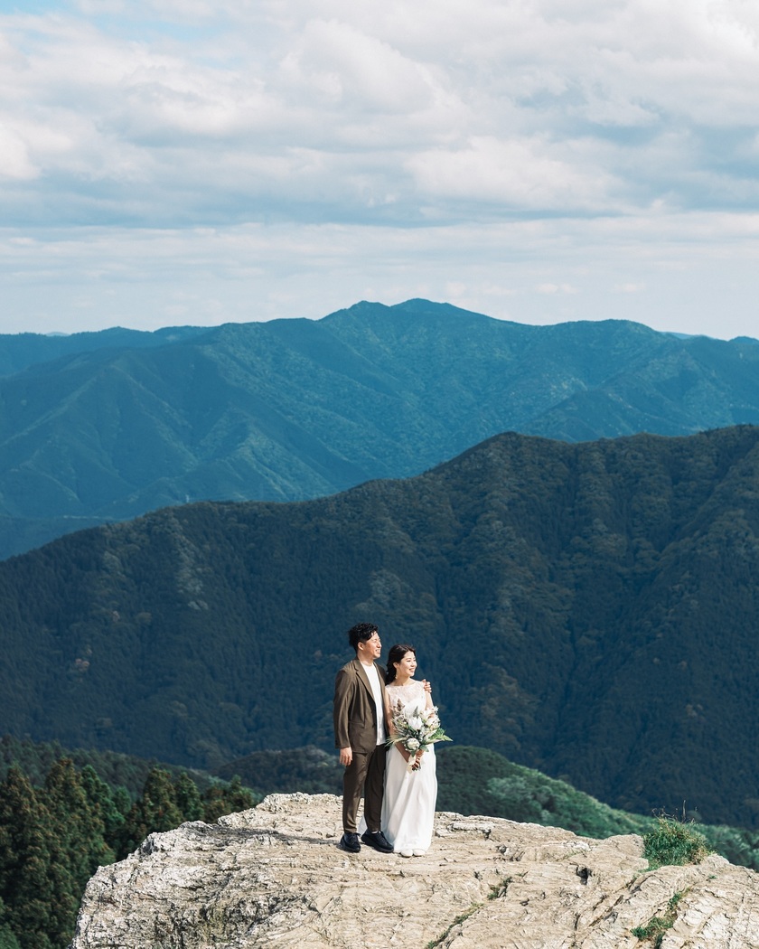 黄金のススキが美しい絶景スポット🌾和歌山の生石高原で撮るウェディングフォトが素敵💛にて紹介している画像
